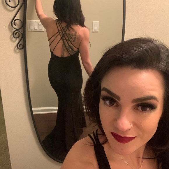 Beautiful floor length gown for any black tie occasion - Picture 4 of 5